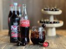 Genieße den fruchtigen Cherry-Coke mit Famous Steal Sauerkirsche und Cola. Nostalgie im Glas – der perfekte Drink für jede Feier!