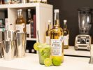 Famous Steal Caipirinha auf einer weißen Theke.